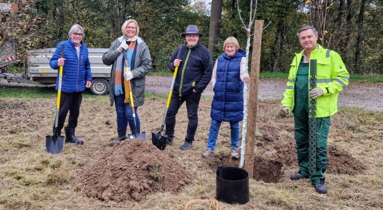 Flörsheim: 40 JAHRE GALF – 40 BÄUME / GALF PFLANZT 5 SELTENE APFELBAUMSORTEN IN WEILBACH